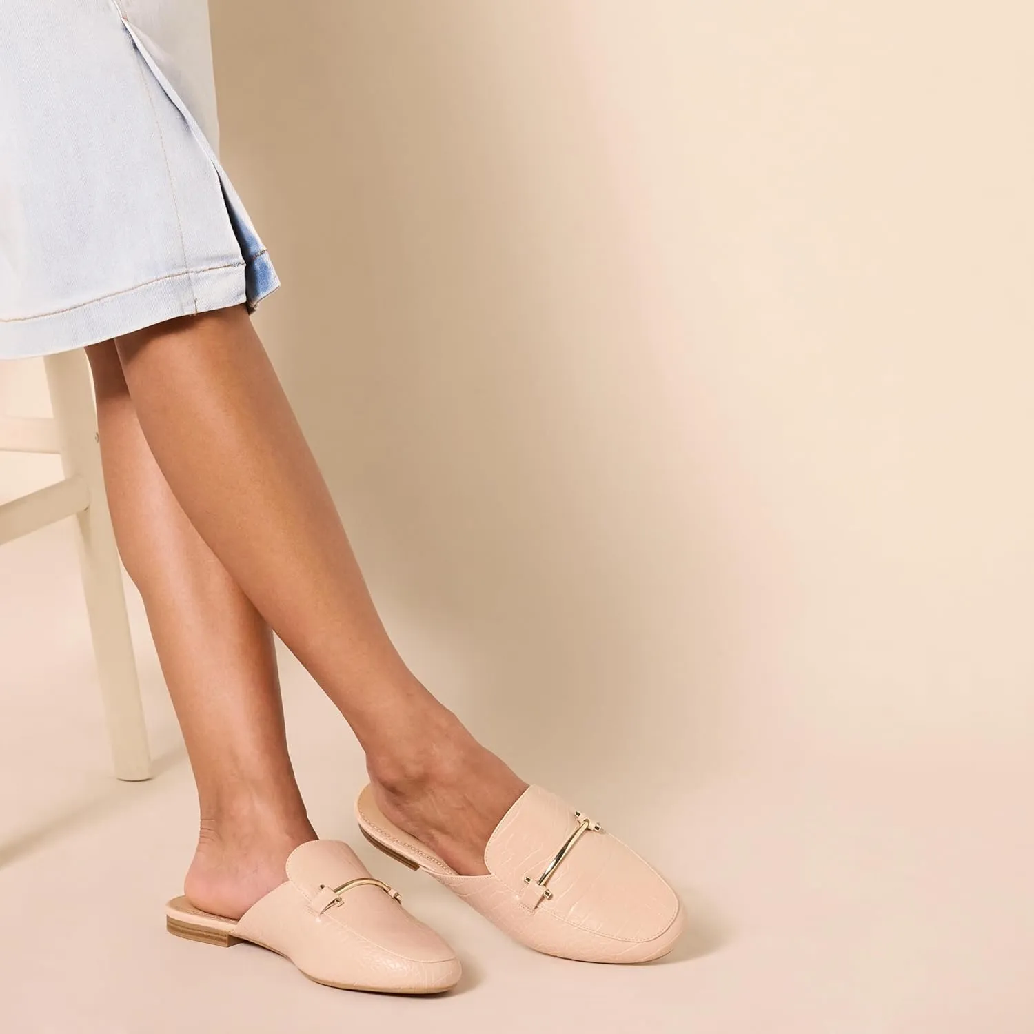 Amazon Essentials Women's Buckle Mule