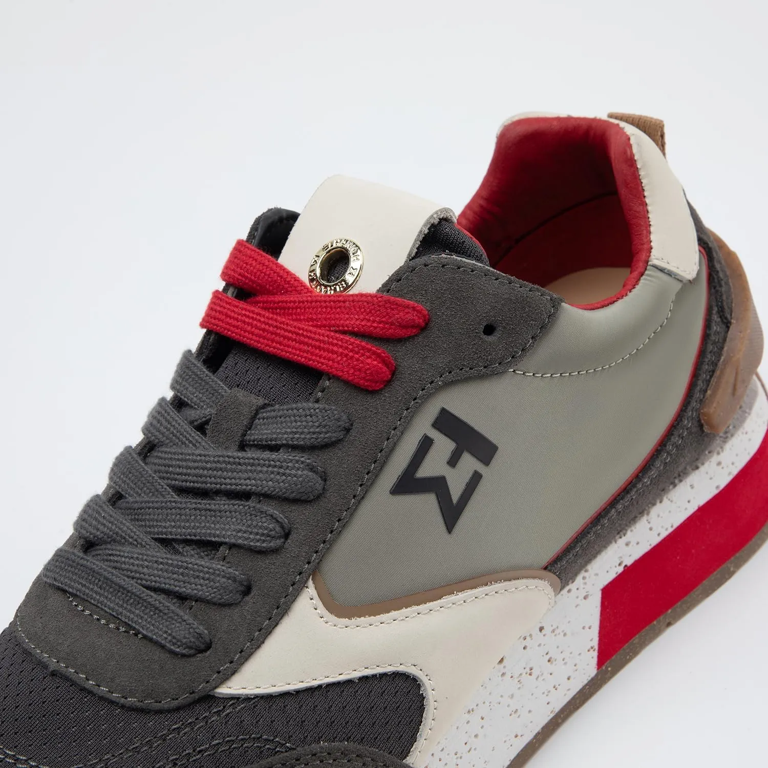 ELHANN.H The SJ Sneakers Combines Simple Lines with a Dynamic Style.