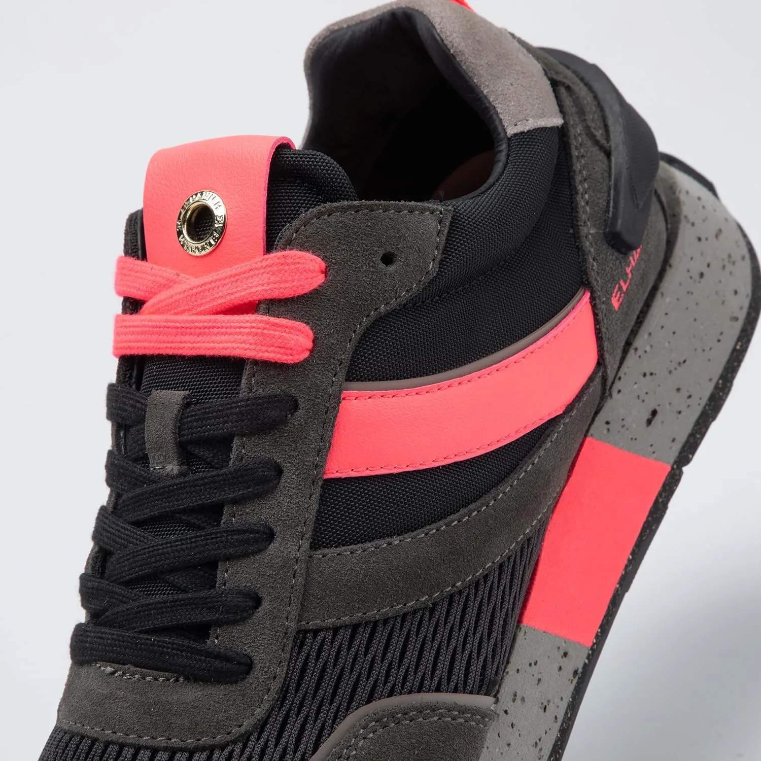 ELHANN.H The SJ Sneakers Combines Simple Lines with a Dynamic Style.