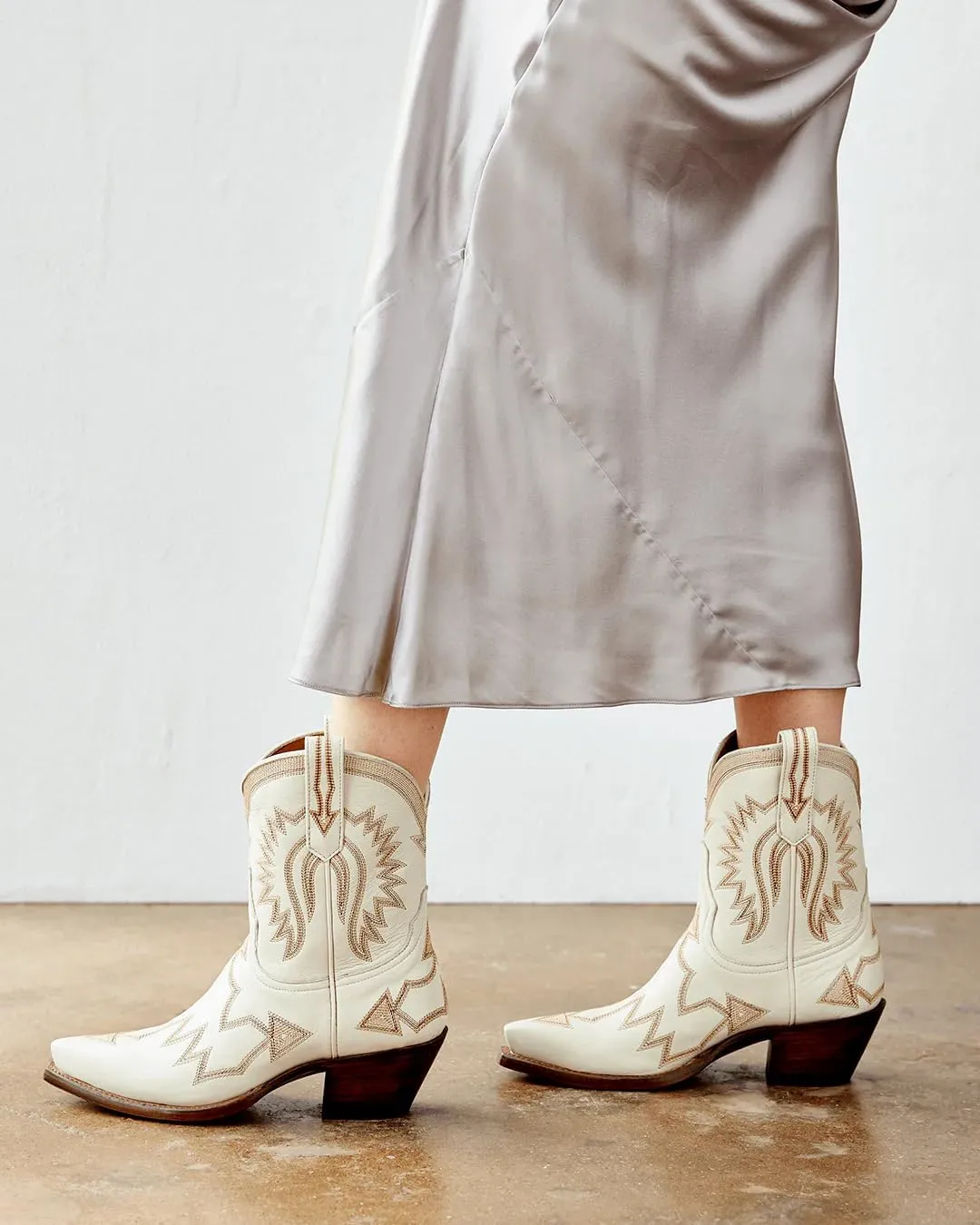 Western Boots for Women Metallic Embroidered Pointed Toe Cowgirl Boots Chunky Heel Pull-On Short Cowboy Boots Wide Calf Country Ankle Boots